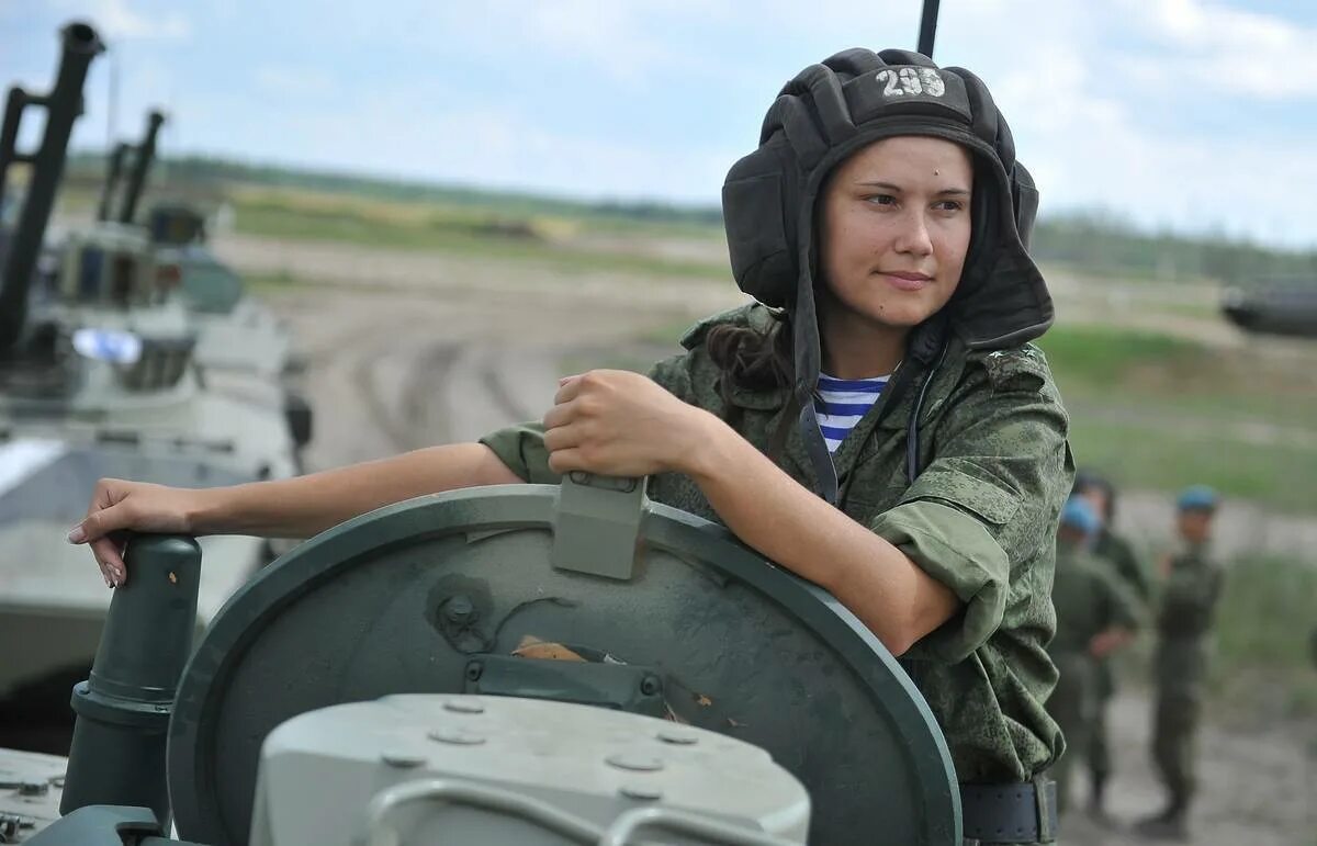 Армейская женщина. Женщины военнослужащие. Российские женщины военные. Женщина танкист. Девушки в Российской армии.