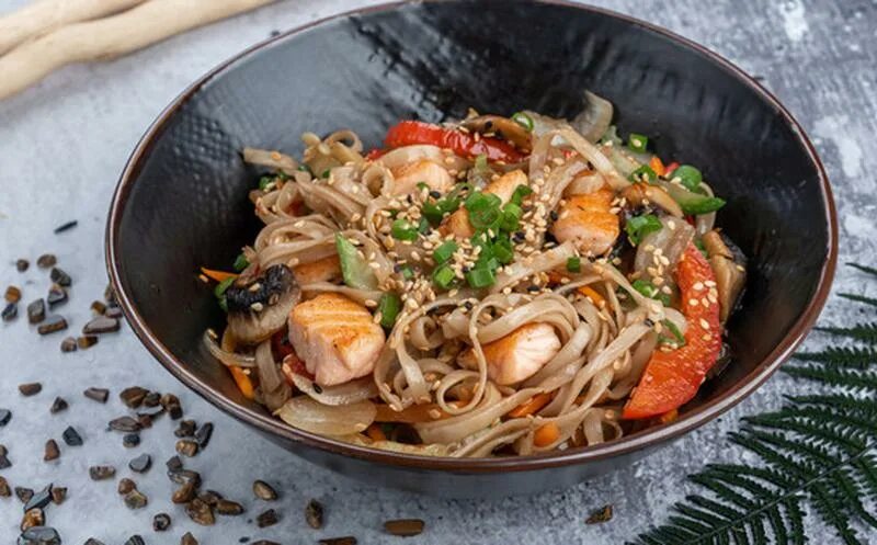 Свинина мушу. Тайланд острая кухня. Му шу блюдо. Свинина мушу. Свинина в терияки соусе с салатом.