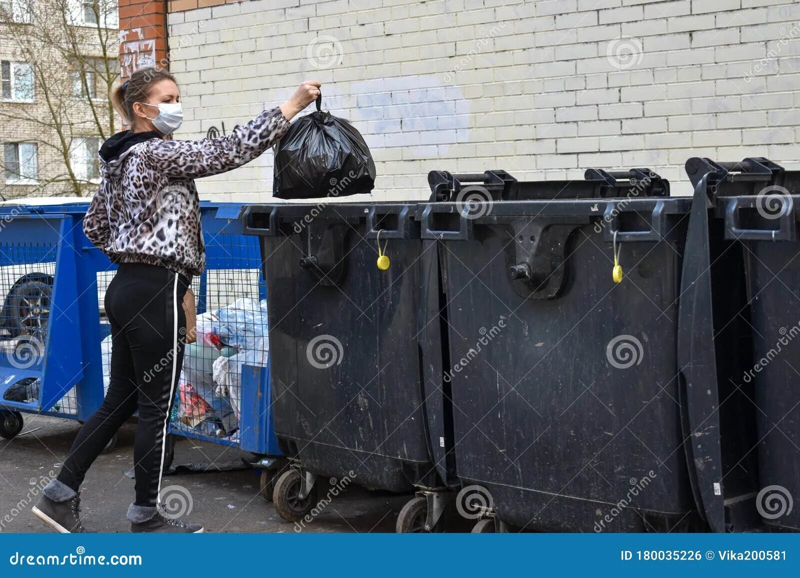 Вз кинуть. Женщина в мусорном баке. Женщина с мусорным пакетом.