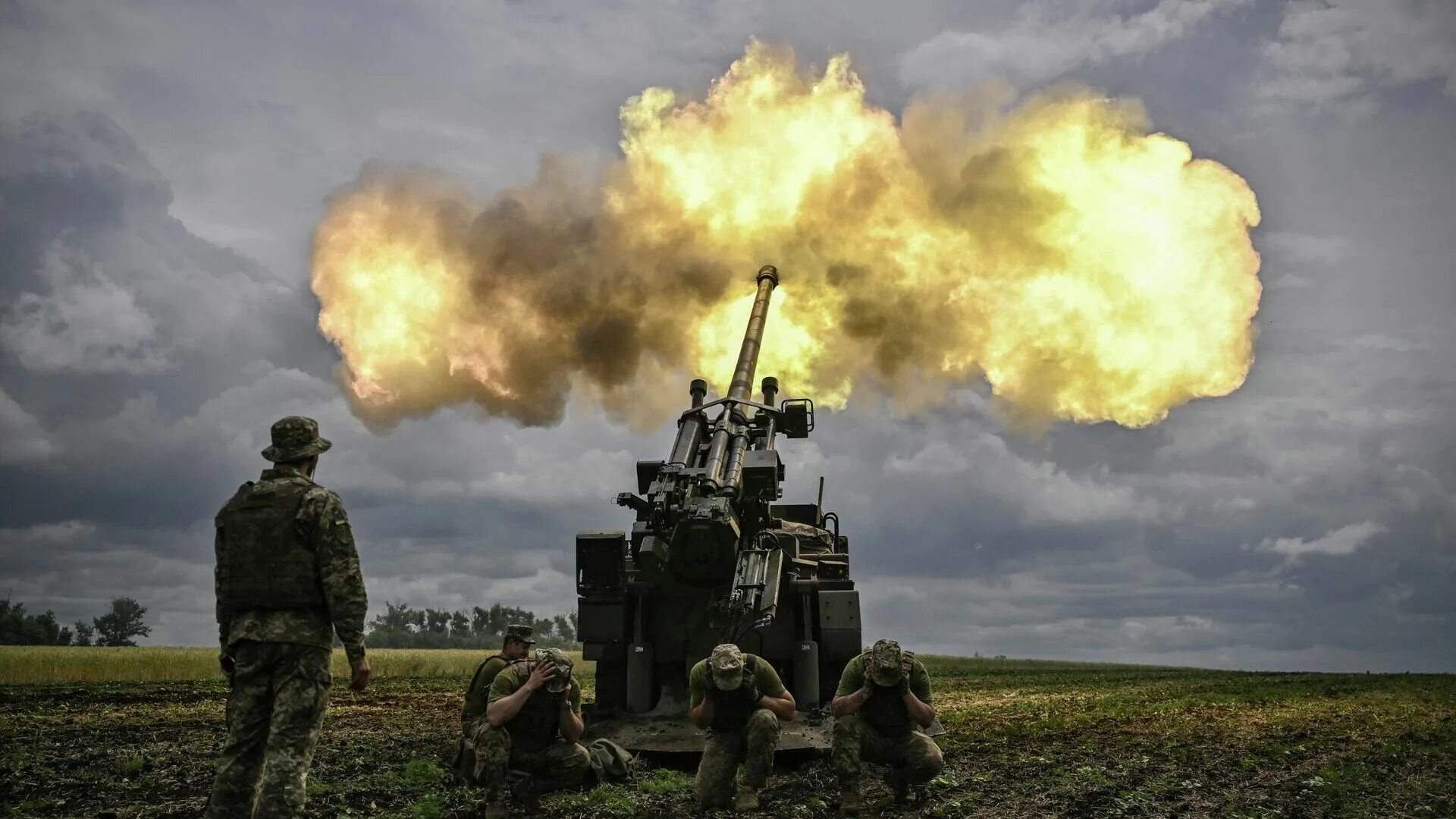 Будь сильной украина. Артиллерия ведет огонь. Военные действия. Артиллерия в бою на Украине.