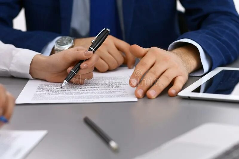 Договор фото 4k. Два человека заполняет документ. Signing table. Человек пишет заявление. Одолжить ручку.