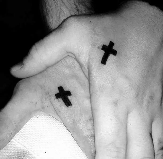 Что означает крест на шарфе. Тату крест. Татуировка в виде Креста. Тату крест на руке. Тату крестик на запястье.