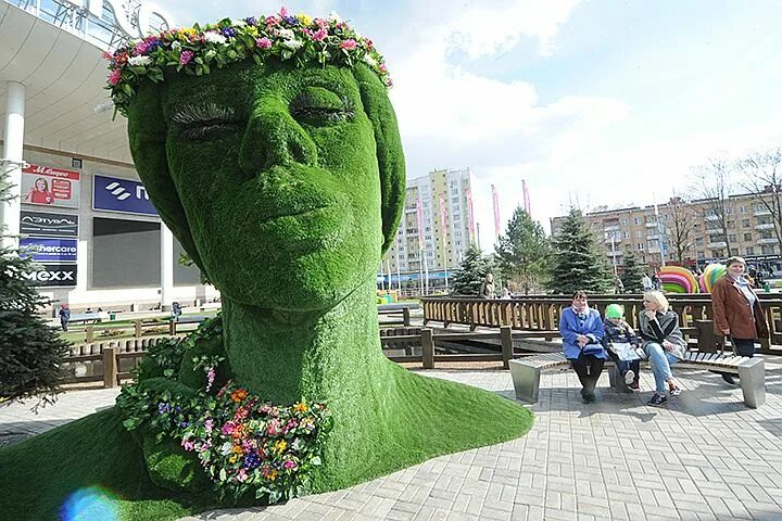 Большое зеленое г. Зеленые скульптуры Северное Тушино. Зеленая голова. Юность весны скульптура Тамбов. Берлинская зелёная голова.