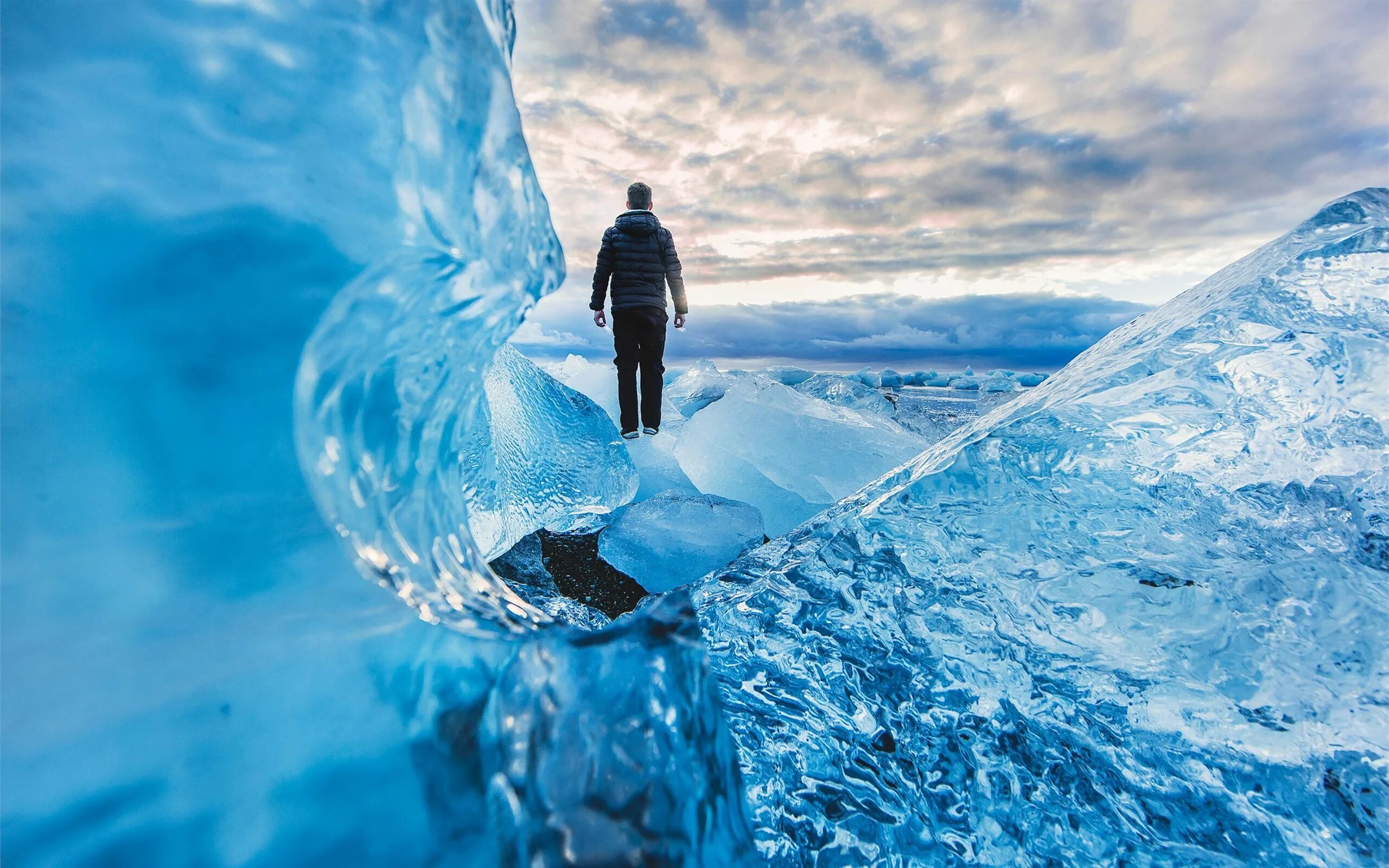 There s something in the ice. Ледяное спокойствие. Вода и человек. Человек Айсберг.