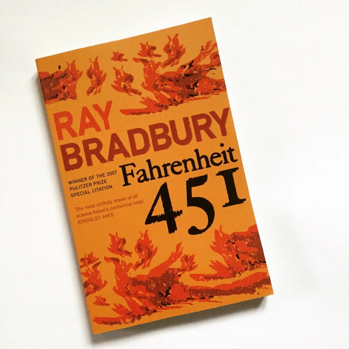 Брэдбери 451. Fahrenheit 451 by ray Bradbury. 451 Degrees Fahrenheit ray Bradbury.