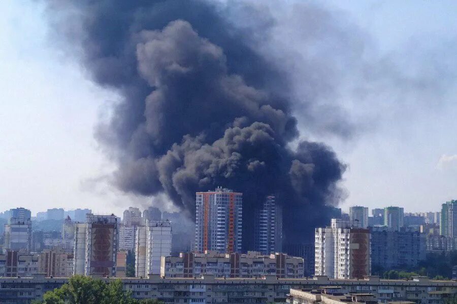 Пожар в Киеве. Пожар в новостройке. Горит новостройка. Киев Оболонь пожар. Горит утеплитель дома