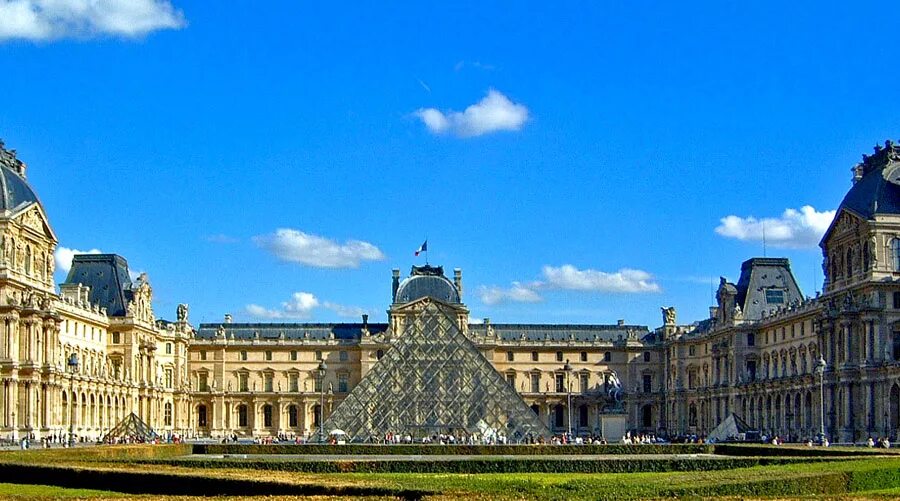 Королевский дворец Лувр фасад. Королевский дворец Лувр в Париже. Королевская резиденция Лувр. Замок Лувр в Париже фасад. Королевская сена