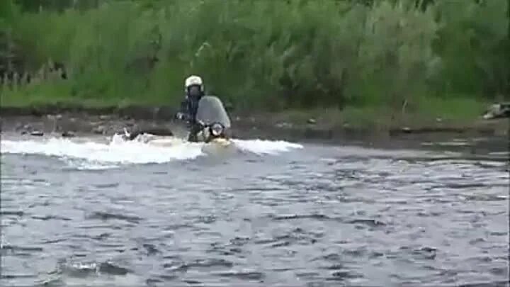 Мы перебрались через реку по зыбкому. Переправа мотоцикла через реку. Мотоцикл в речке. Река мото. Мотоцикл по реке.
