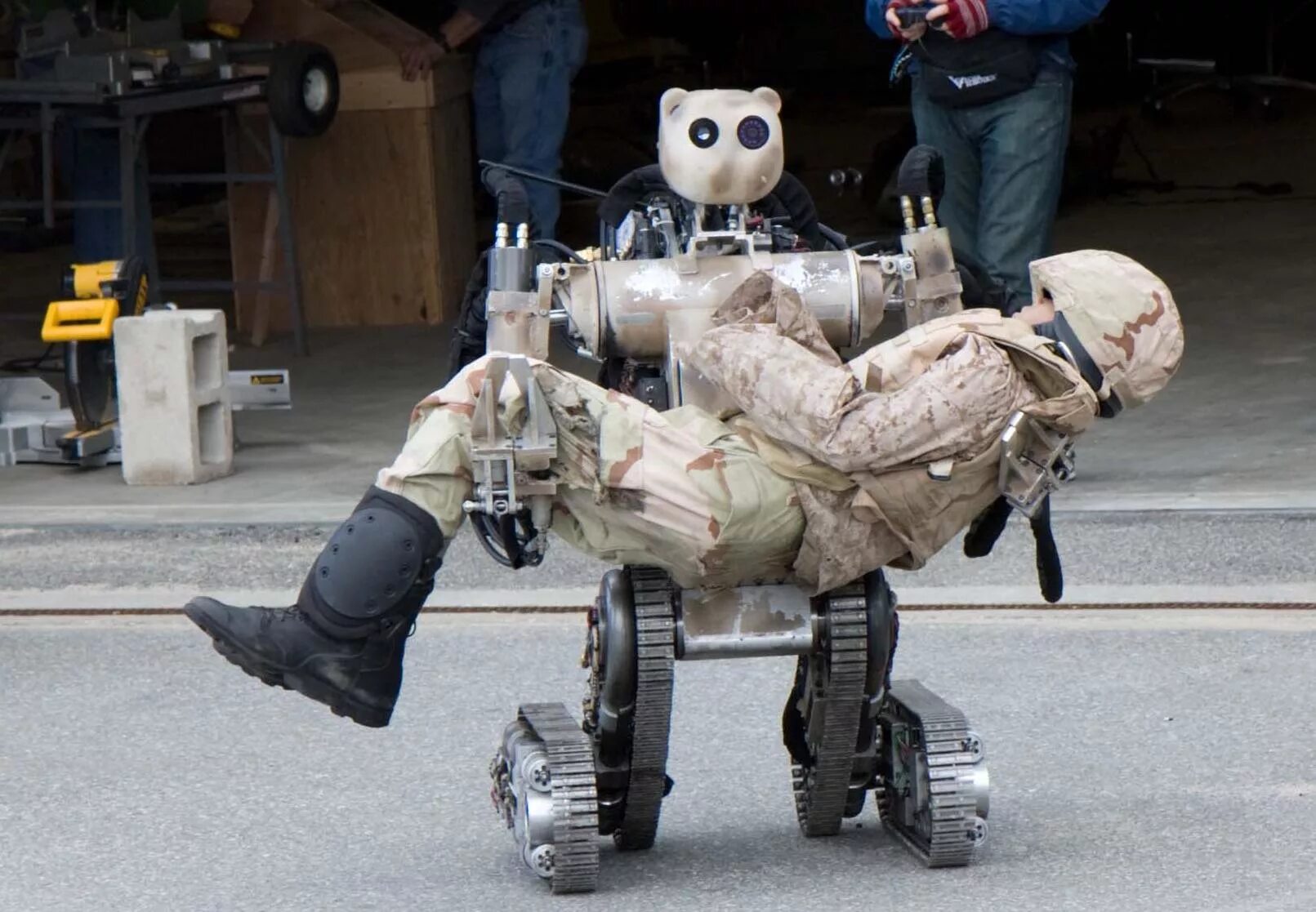 Роботы для обеспечения безопасности. Робот спасатель Беар. Робот санитар Bear. Робот носильщик армия США. Боевые роботы.