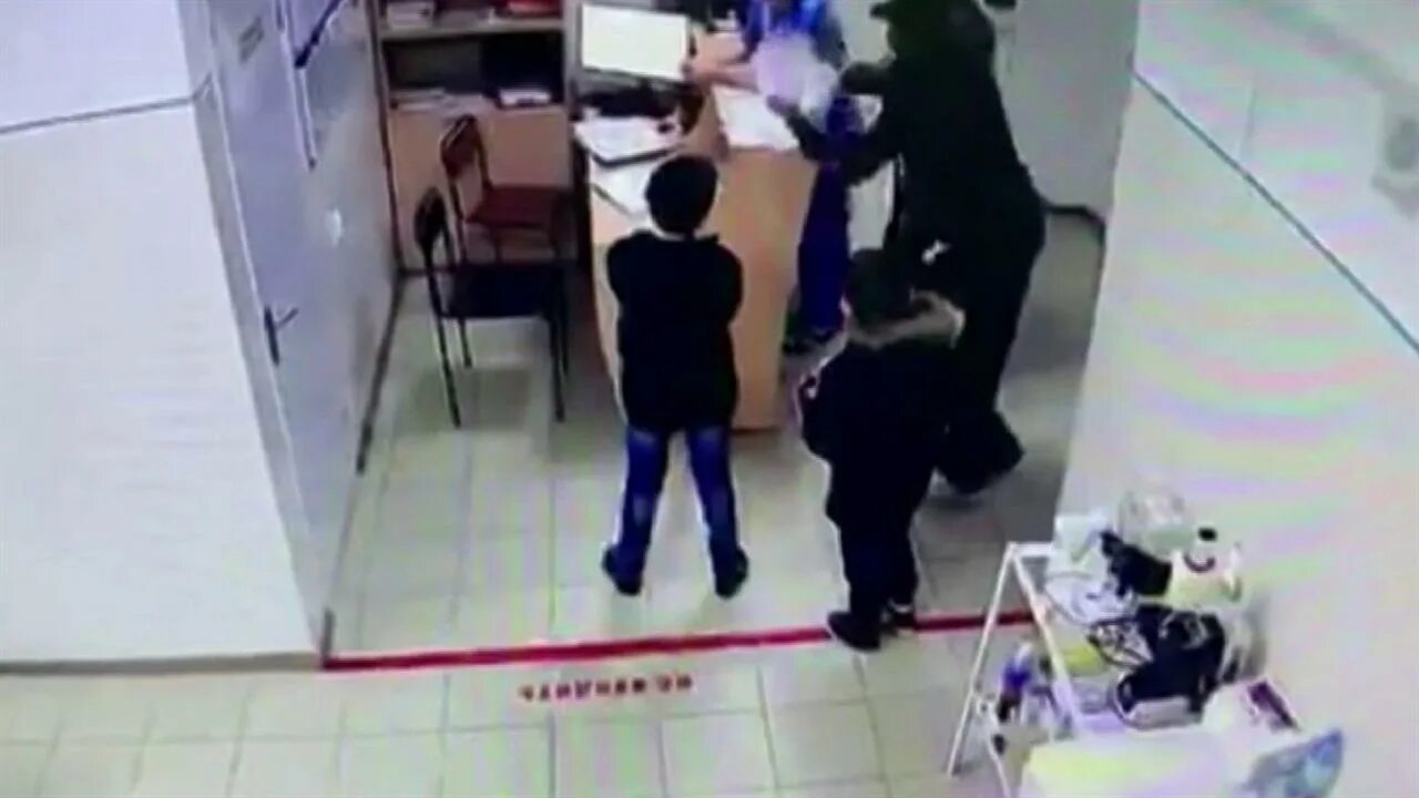 Очередь в больнице драка. Врач дерется с пациентом. Драка в больнице. Коридор в больнице грозный. Очередь к хирургу.