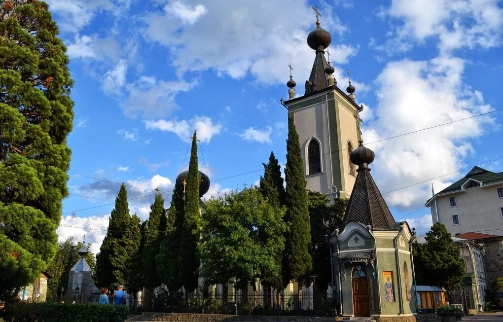 Окрестность алушты. Храм Феодора Стратилата Алушта. Храм всех крымских святых и Феодора Стратилата Алушта. Алушта Церковь Федора Стратилата. Церковь всех святых в Алуште.