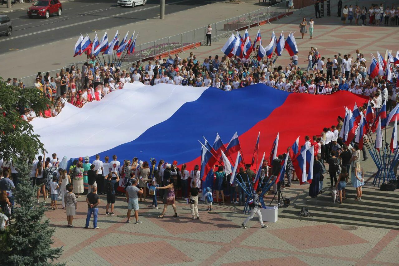 Флаг праздника день. День флага РФ. День России празднование. День государственного флага Российской Федерации. День государственного флага Росси.