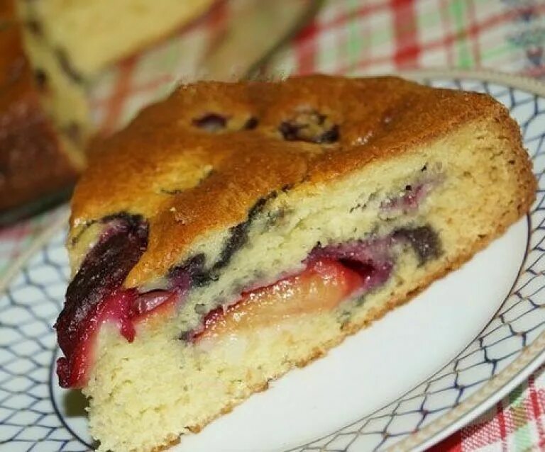 Творожный пирог со сливой. Пирог с творогом и сливами. Пирог со сливами и творогом. Пирог со сливами. Пирог со сливами и творогом.
