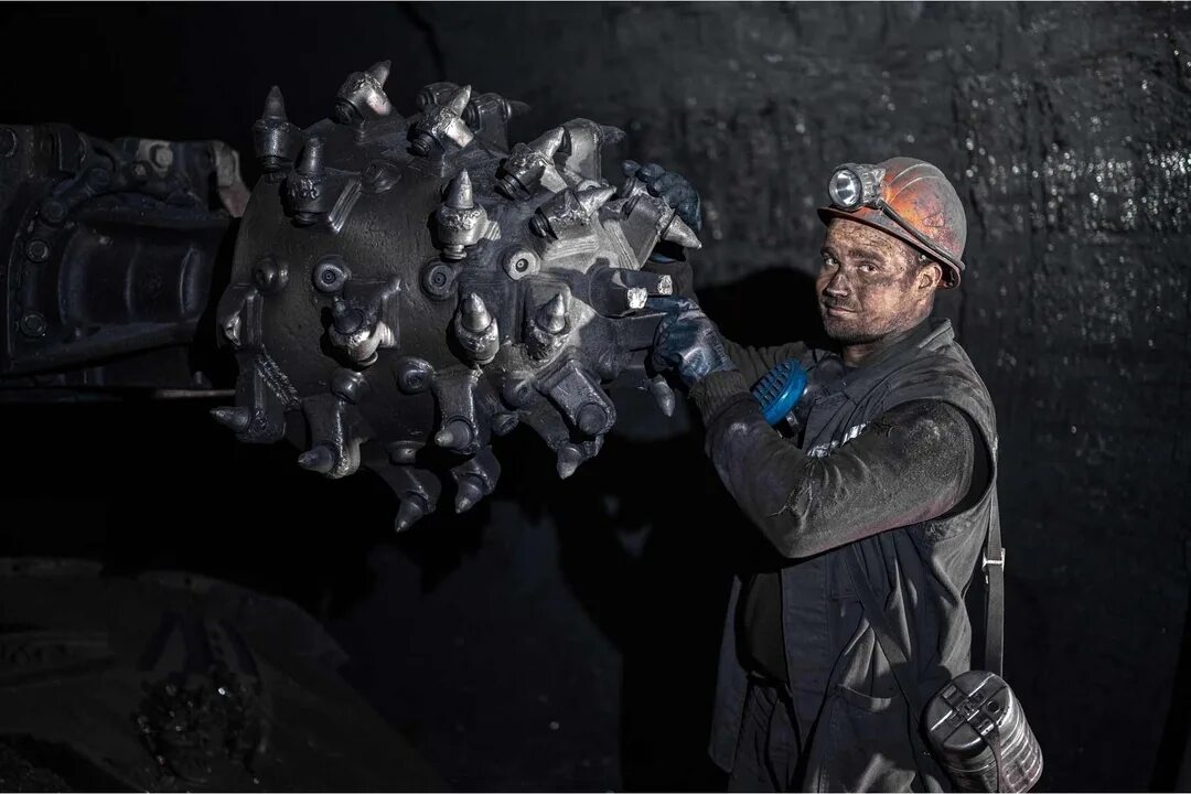 Угольные шахты кузбасса. Шахтер угольной шахты. -кав. Шахта миусинская красный луч. Шахтеры угольной шахты.