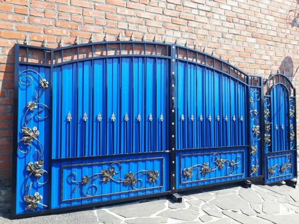 Калитка из профнастила с элементами ковки. Кованые ворота. ворота с элементами ковки. кованые ворота из профнастила. кованые ворота с калиткой.