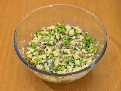 Вкусный салат с огурцами и горошком