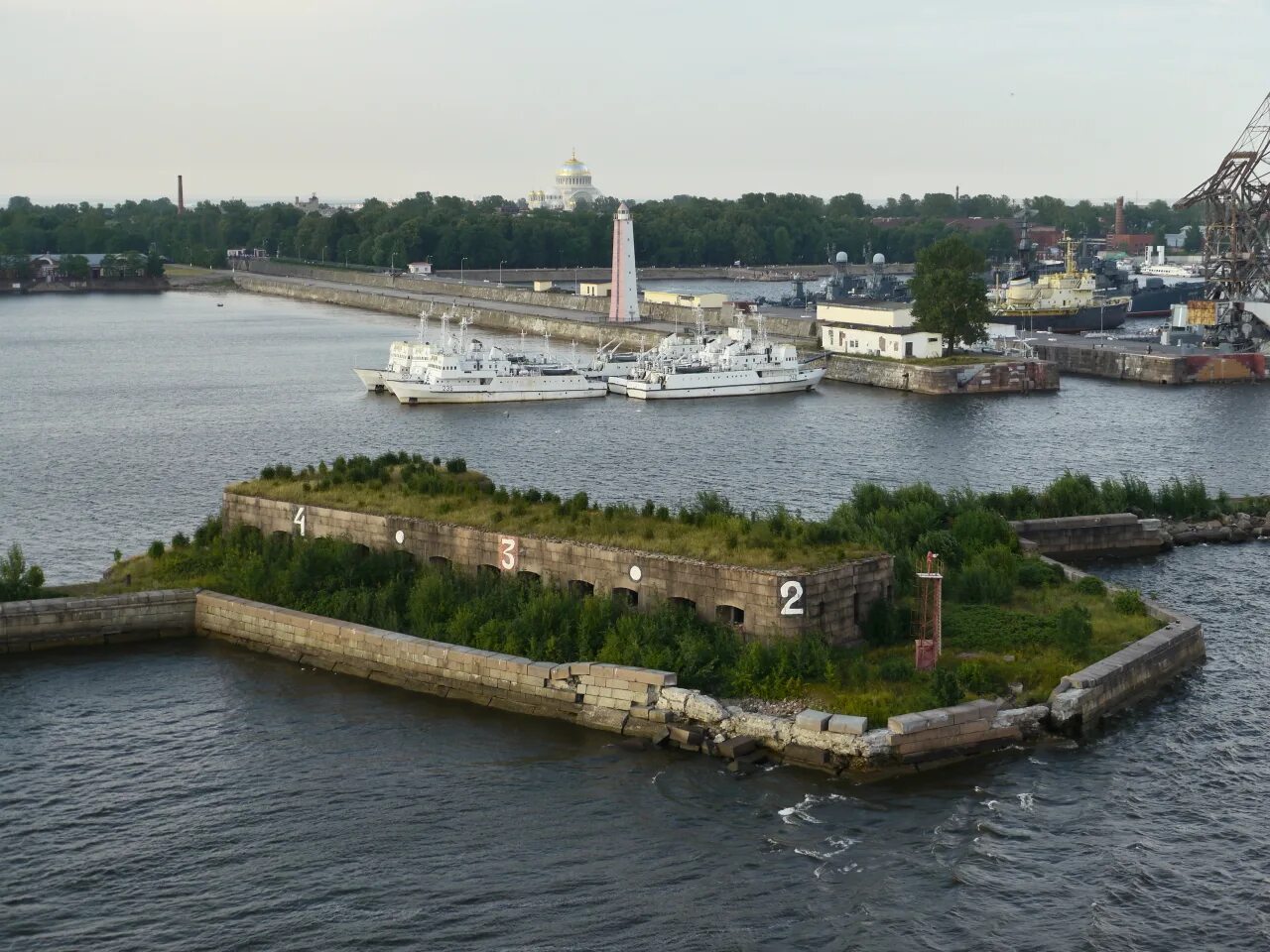 Остров котлин кронштадт вид сверху. Остров котлин – порт кронштадт. Остров котлин – порт кронштадт. Форт на острове котлин. Город кронштадт на острове котлин.