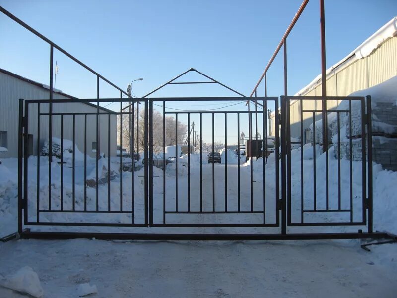 Ворота с калиткой с профтрубы. Ворота с профильной трубы 20 40 6000мм. калитка из профтрубы 40х20. ворота и калитка из профтрубы 4020. ворота из профтрубы 20х40.