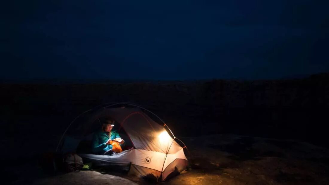 Темнота в палатке. Палатка в темноте. Кемпинг люди. Кемпинг портреты людей ночью. Шапка для фейсбука кемпинг.