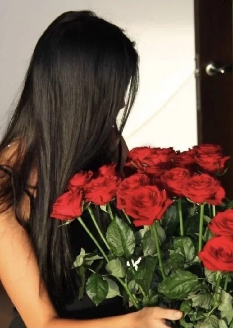 Брюнетка спиной фото красивое. Букет цветов для девушки. Девушка с букетом роз. Брюнетка с цветами.