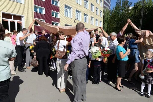 Гимназия 123 барнаул. 122 Гимназия Барнаул. 123 Гимназия Барнаул Прохорова. Гимназия 123 город Барнаул учителя.