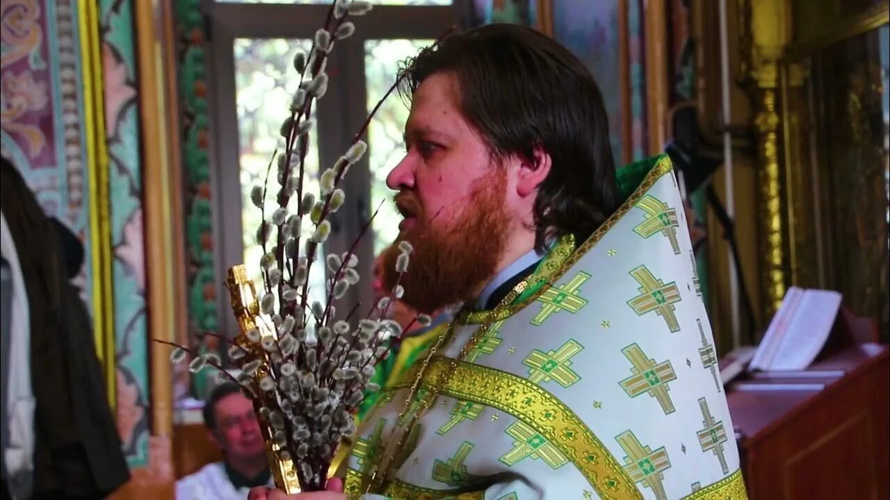 Проповедь воскресение. Проповедь в храме. с вербным воскресеньем. пальмовое вода в церкви.