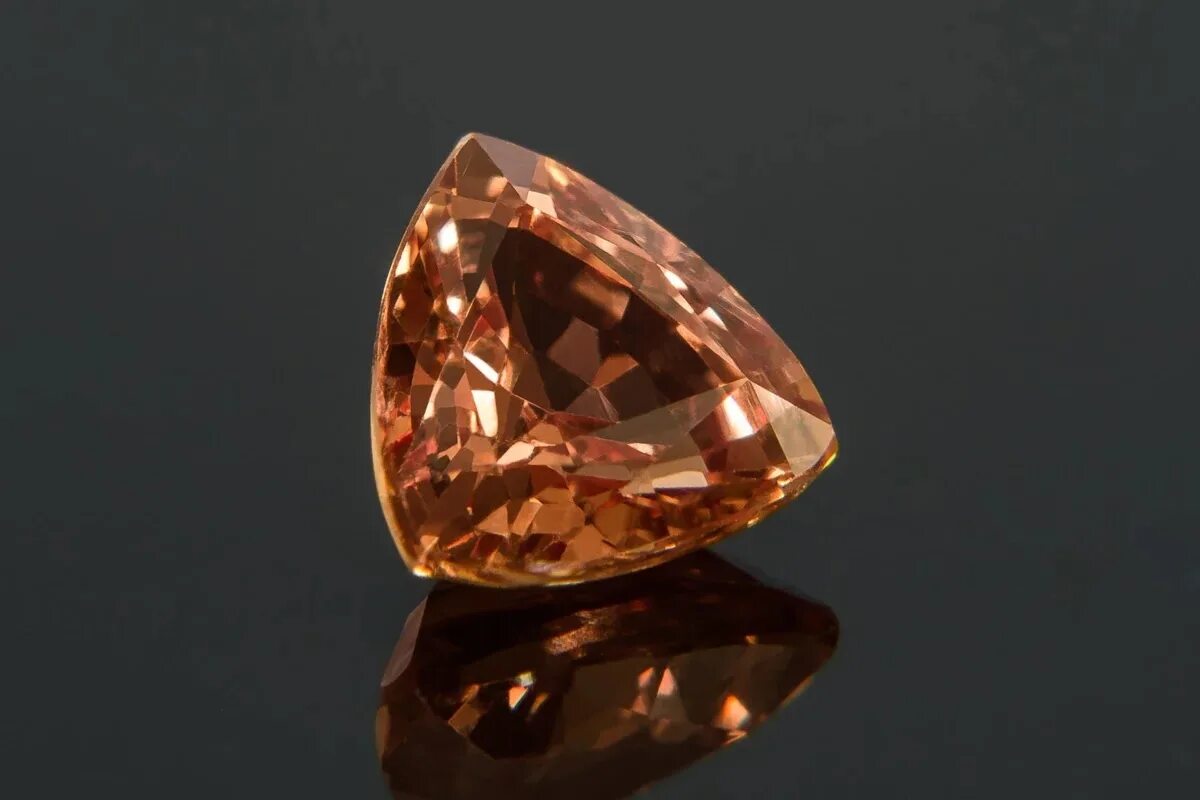 прозрачный коричневый камень. агат коричневый камень. карий драгоценный камень. карий драгоценный камень. циркон красный самоцвет.