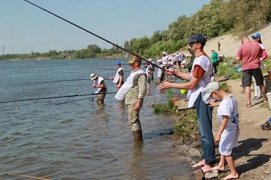 Где рыбачить на реке. Рыбалка на реке Дон в Ростовской области. Рыбак на реке. Рыбаки на Дону. Ловля рыбы на Дону в Семикаракорске.