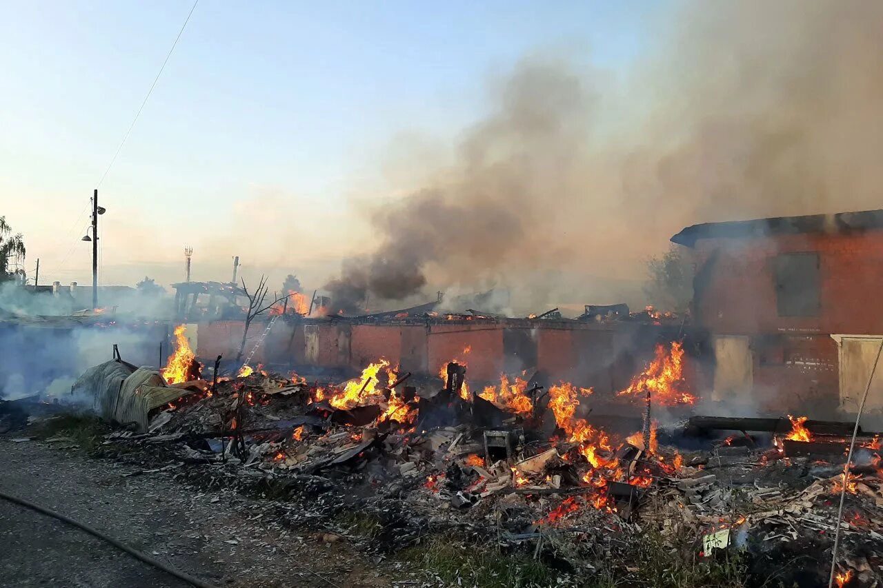 Погода в ревде сегодня. Ревда горит. Пожар в Ревде сегодня. Пожар в Ревде. Ревде горел завод.