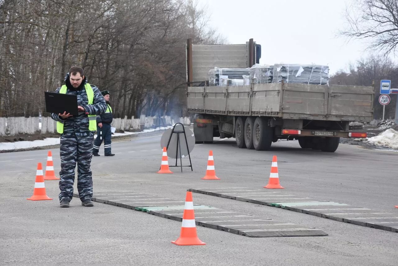 Ограничение весеннее ограничение дорог в россии. Весеннее ограничение движения для грузовиков. Весенние ограничения для большегрузов. Весенние ограничения для грузовиков. Весеннее ограничение на дорогах фото.