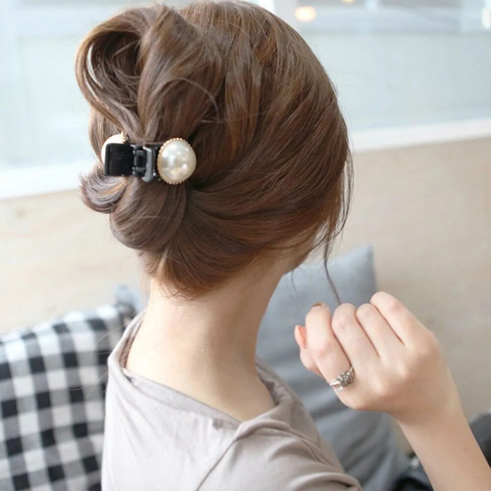 прически с крабиком для волос. заколоть волосы крабиком. красивые причёски с крабиком на длинные волосы. прически с крабиком. причёски с крабиком на средние волосы.