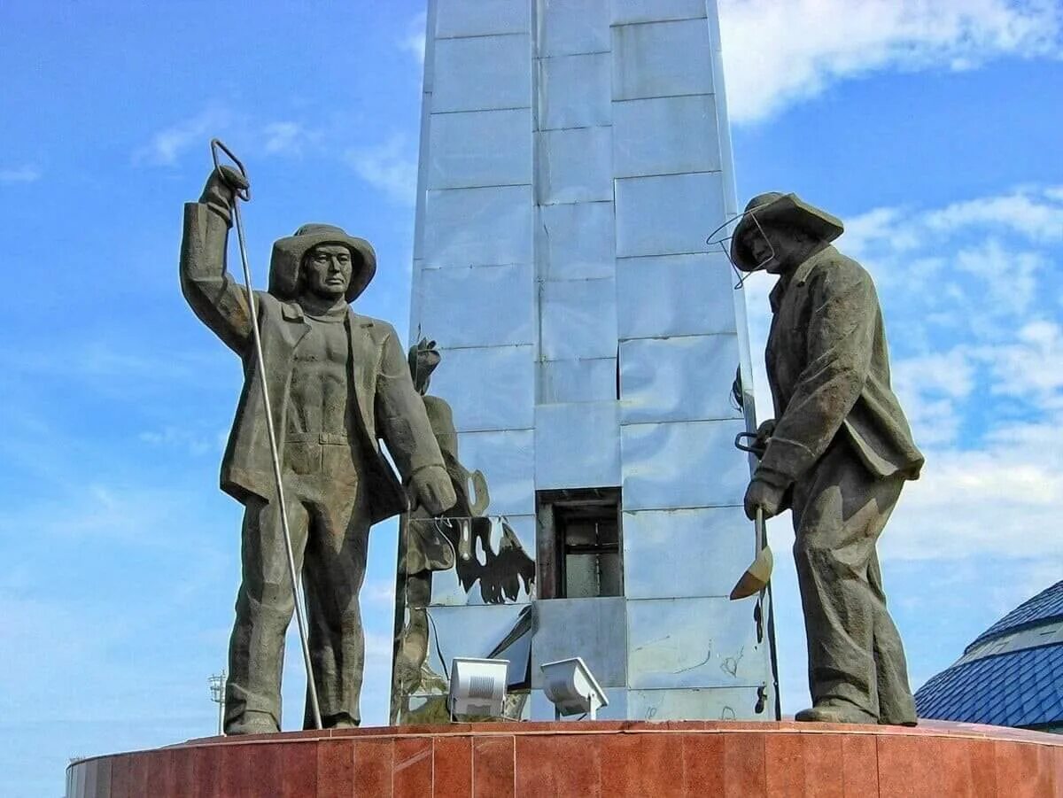 Т темиртау. Темиртау памятник металлургам. Памятник Металлургу Новотроицк. Достопримечательности города Темиртау Казахстан. Памятник сталевару Новотроицк.