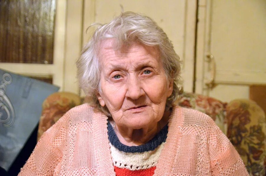 Бабушка форева. Фото старушки. Старушка пенсионерка. Бабушка картинка. Хитрая пожилая женщина.