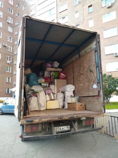 Переезжаю в ижевск. Грузоперевозки переезды. Грузчики Ижевск. Дачный переезд фото с газелью. Покажи как с машины выгружают диваны домой затаскивают.