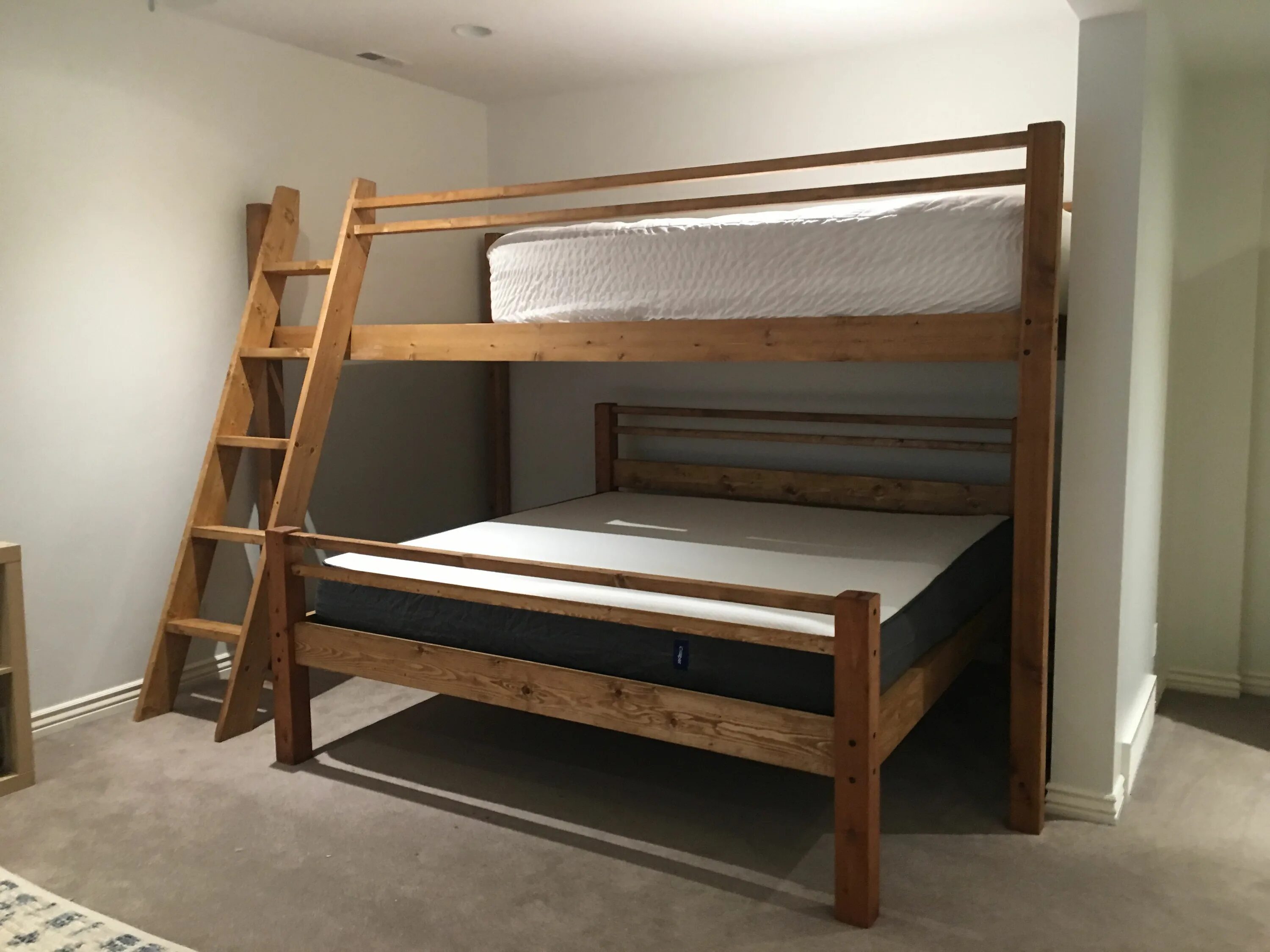 Кровать 2-х ярусная гарвард. Кровать биг двухъярусная с диваном кр-11. Двухъярусную кровать видео. Двухъярусная кровать для детей деревянная. Детские двухъярусные кровати.