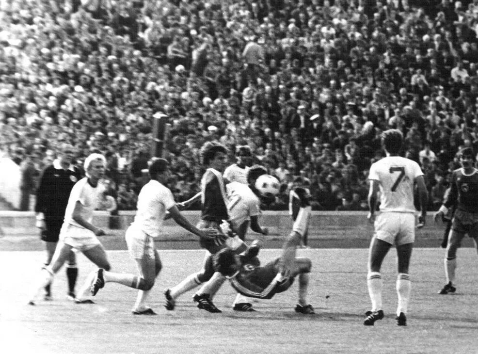 футбольный матч 1942 года в блокадном ленинграде. ленинград питер матч. зенит 1925 год. зенит ленинград 1988 год. стадион динамо 1930-е ленинград.