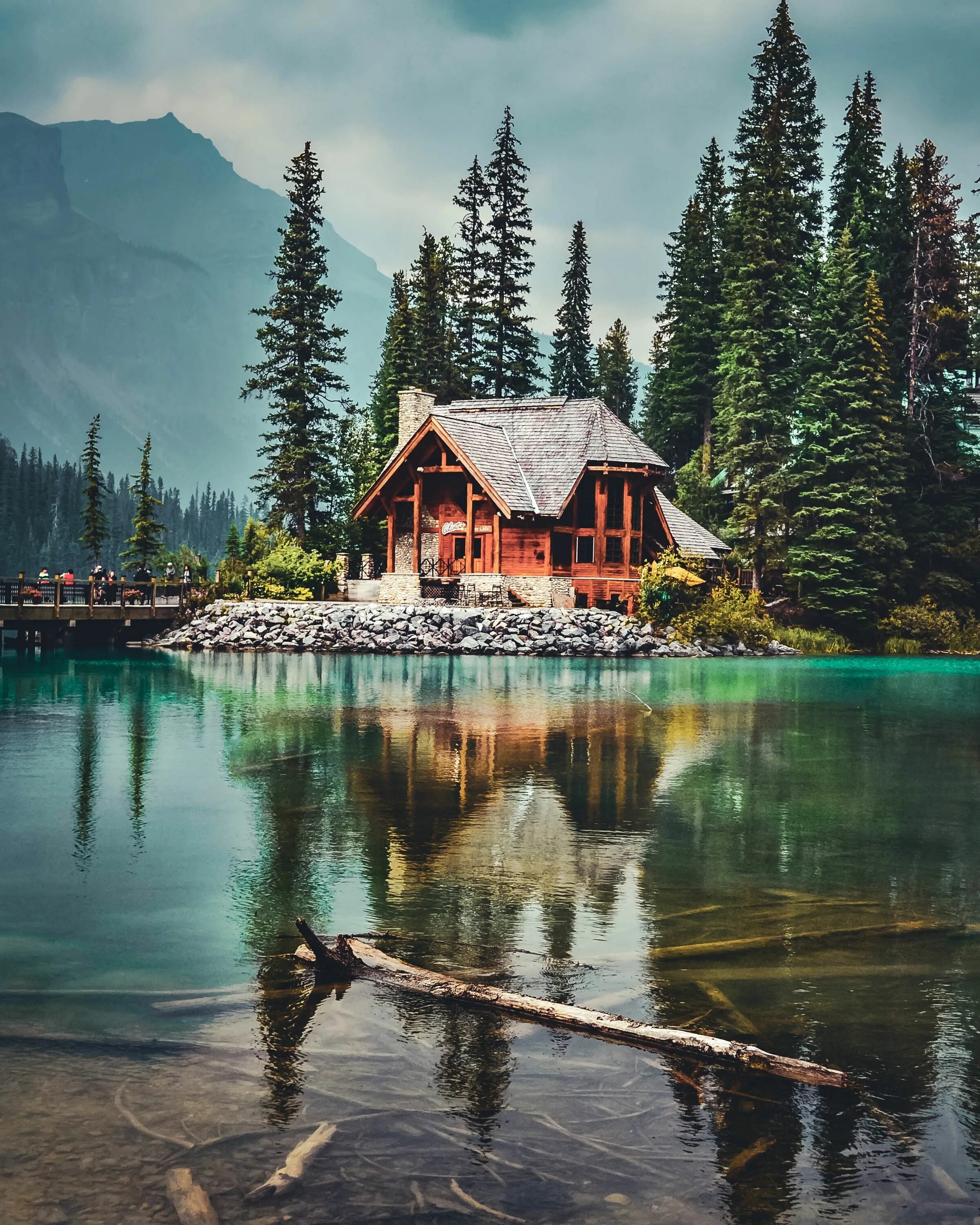 House near the lake. Фахверк Швейцария горы озеро лес. Штат Монтана домик у озера. Лес горы штат Монтана домик у озера. Хижина гномов, Британская Колумбия.