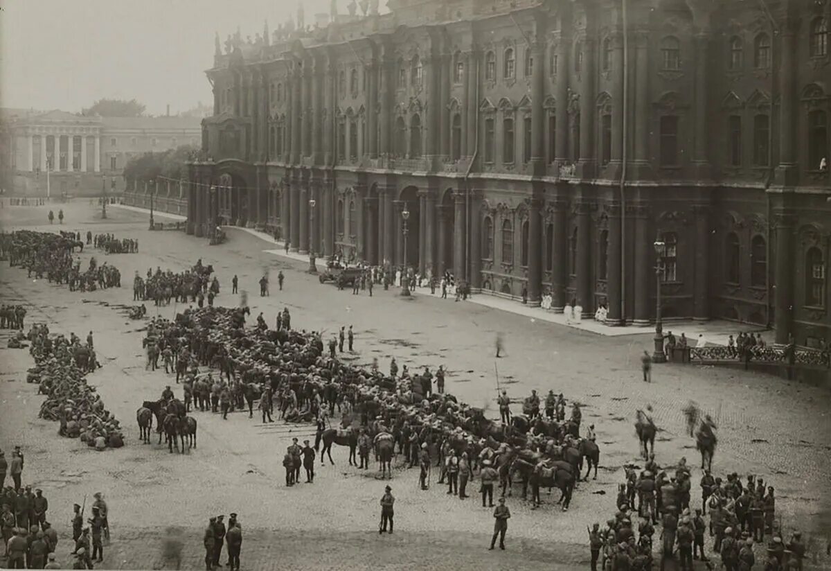 Петроград во времена революции. Зимний дворец революция 1917. Дворцовая площадь в Санкт-Петербурге 1917. Февральская революция 1917 зимний дворец. Зимний дворец 1917 Дворцовая площадь.