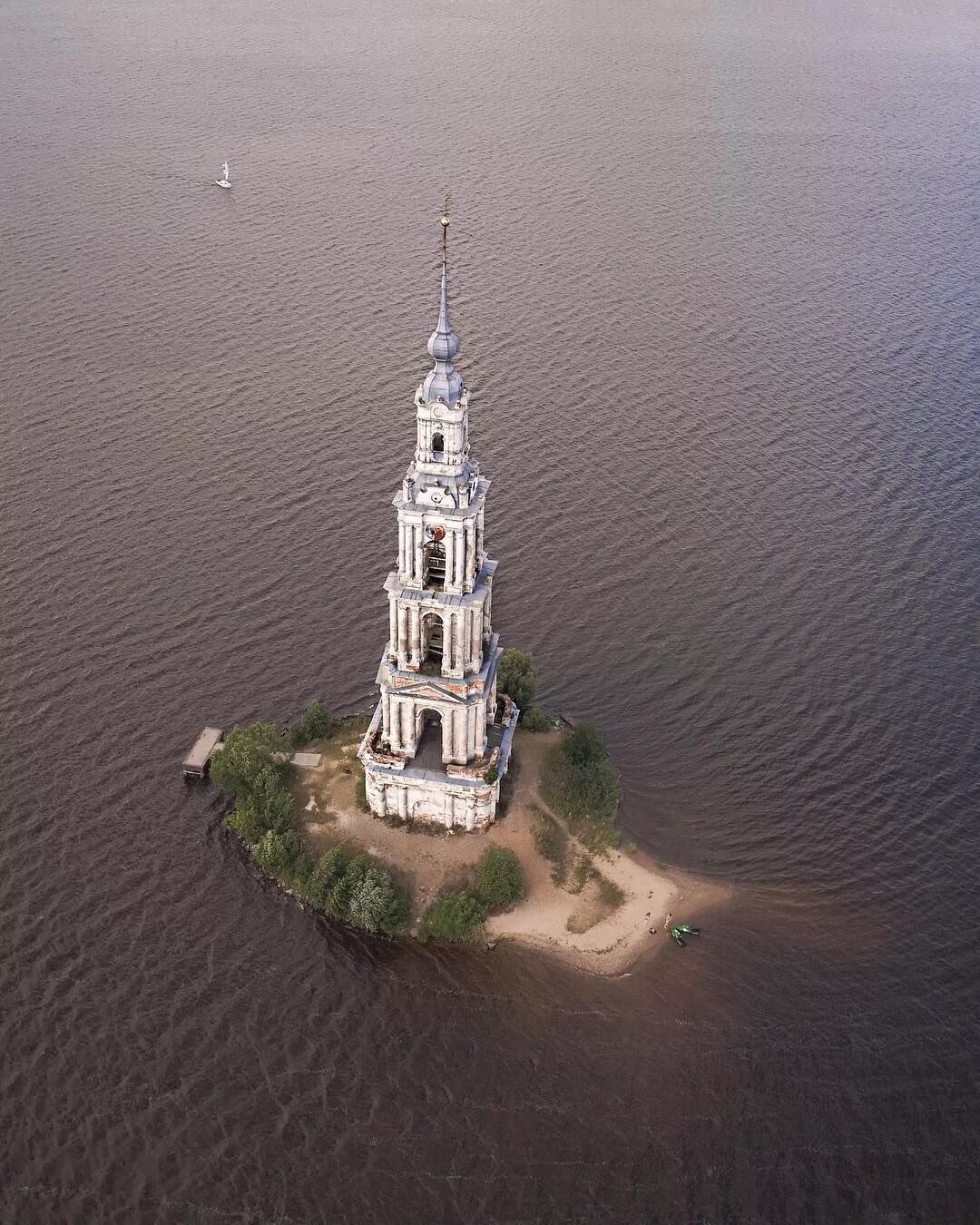 Калязин церковь в воде. Колокольня рыбинское водохранилище. калязинская колокольня калязин. город калязин тверская область колокол. калязин достопримечательности колокольня.