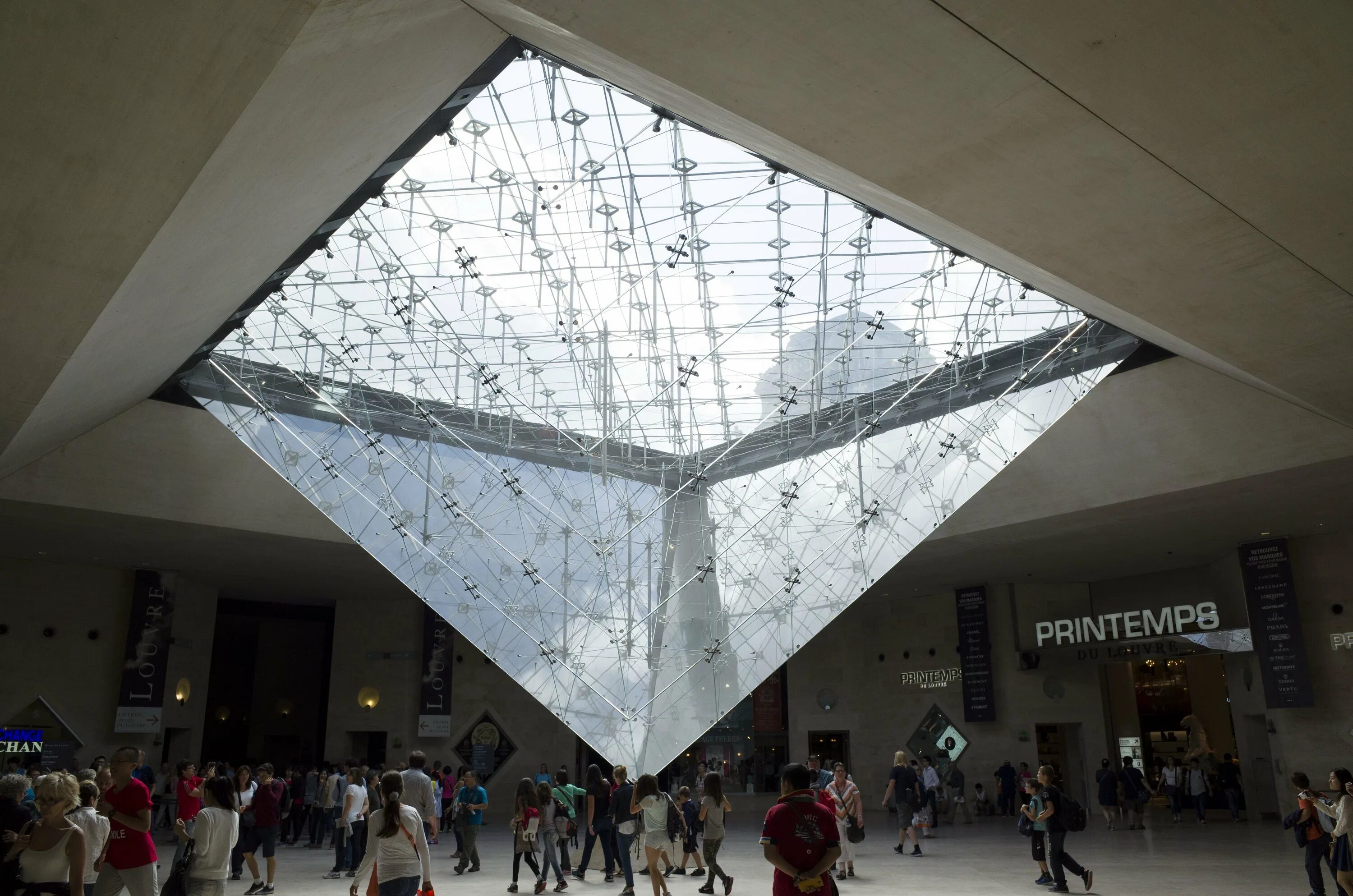 Жк лувр. Пирамида Лувра. Стеклянная пирамида Лувра в Париже. Лувр торговый центр Франции. Карусель де Лувр.