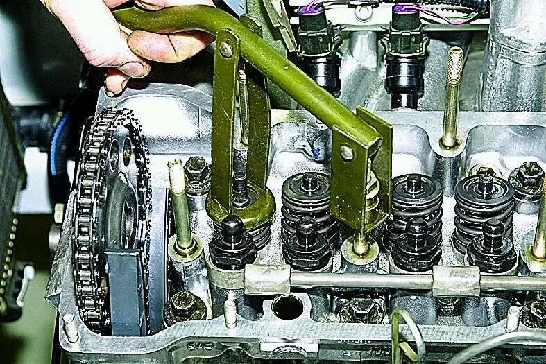 Сальники клапанов ваз 2106. Клапана двигателя. Регулировка тепловых зазоров клапанного механизма. Масляные колпачки приора 16 клапанов. Маслосъемные колпачки пежо 406.