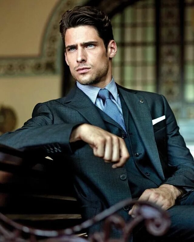 Красивые интеллигентные. Мужские очки для зрения стильные. Состоятельный мужчина. Стильные мужские очки. Justin clynes демон.