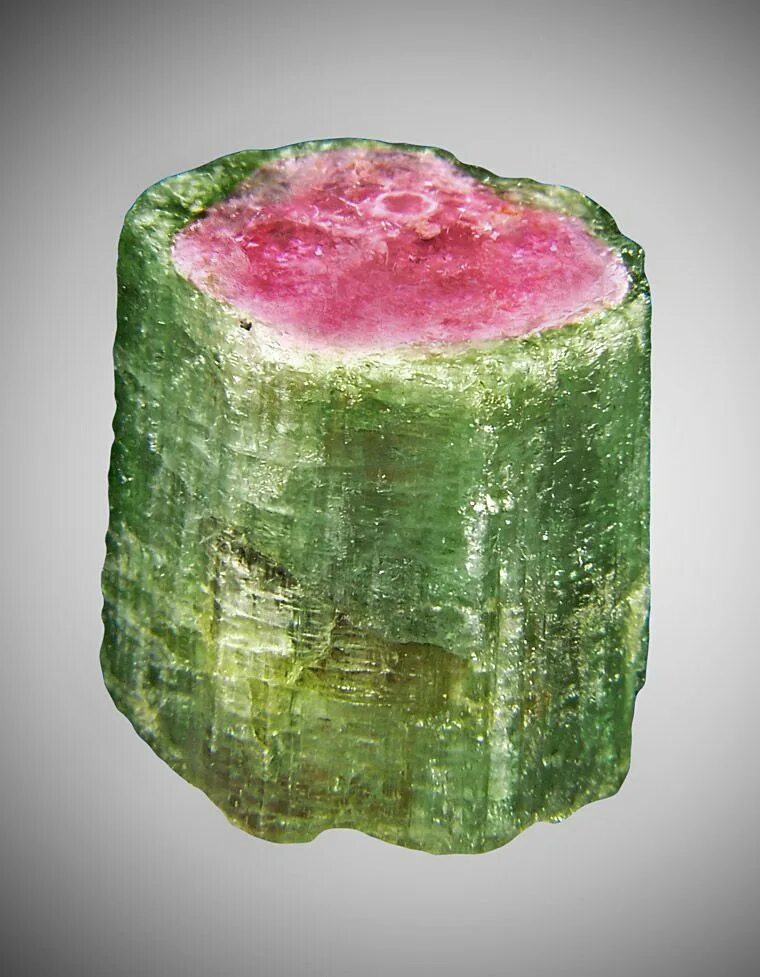 Розово зеленый камень. Арбузный турмалин. _Турмалины зеленые верделиты. Минерал Арбузный турмалин. Арбузный турмалин Кристалл.