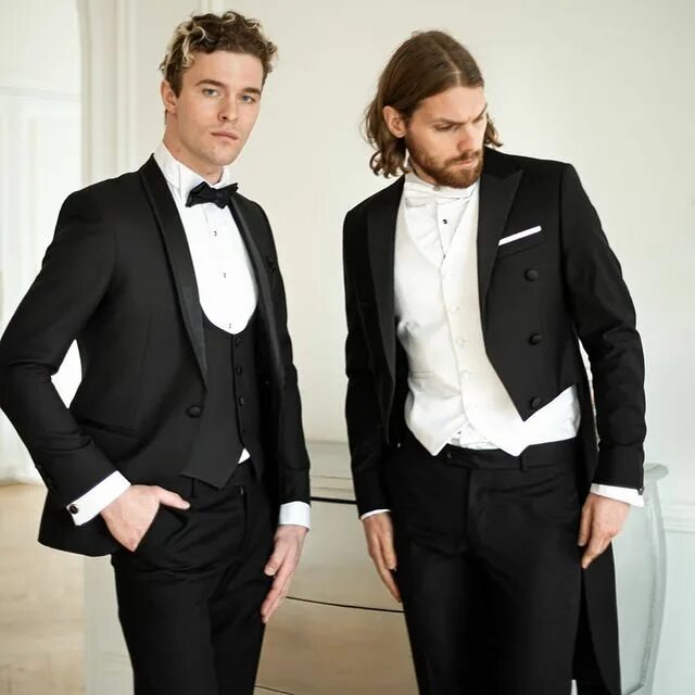 синий смокинг. фигура мужчины в смокинге. мужчина в костюме заходит. мужчина в смокинге. смокинг мужской.