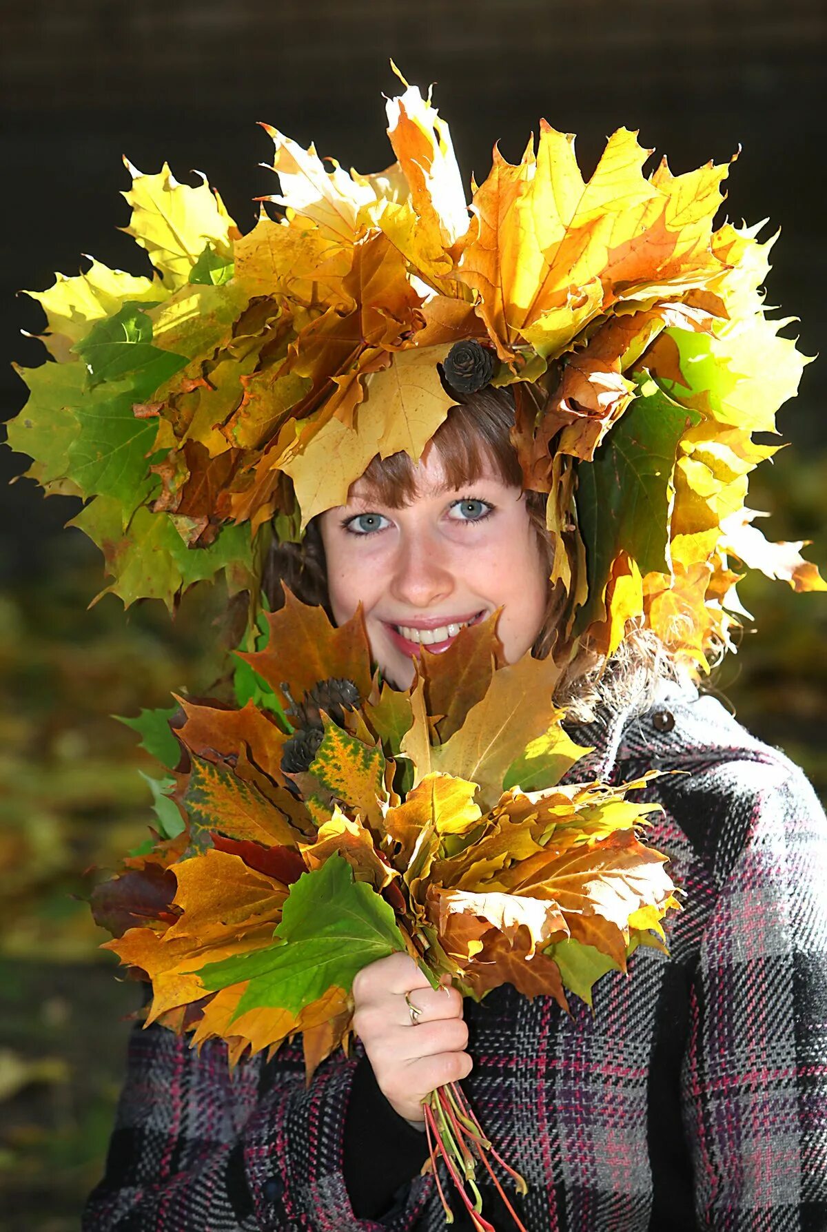 Лицо осени. Девушка и желтые листья. Люди из листьев. Осень люди. Девушка осенью.