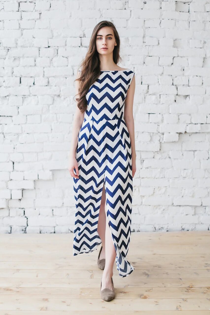 Миссони 1979. Зигзаг миссони 2021. Платье с крупным зигзагом. Туники макси миссони. Ткань зигзаг для платья.