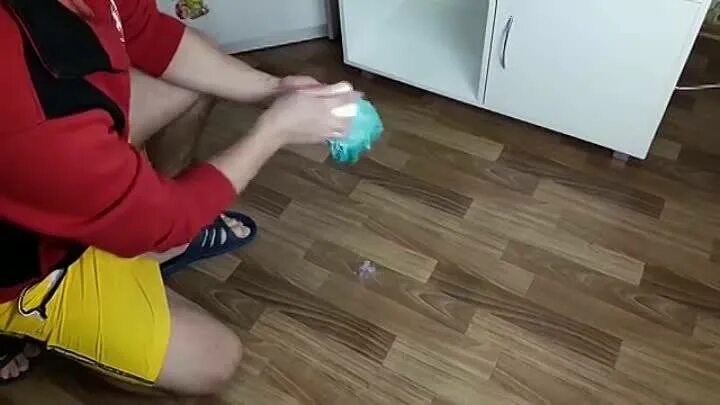 Как передвигать шкаф по линолеуму. Передвигаем мебель по линолеуму. передвинуть тяжелый шкаф по линолеуму. переместить тяжелый шкаф без ножек. передвинуть мебель.