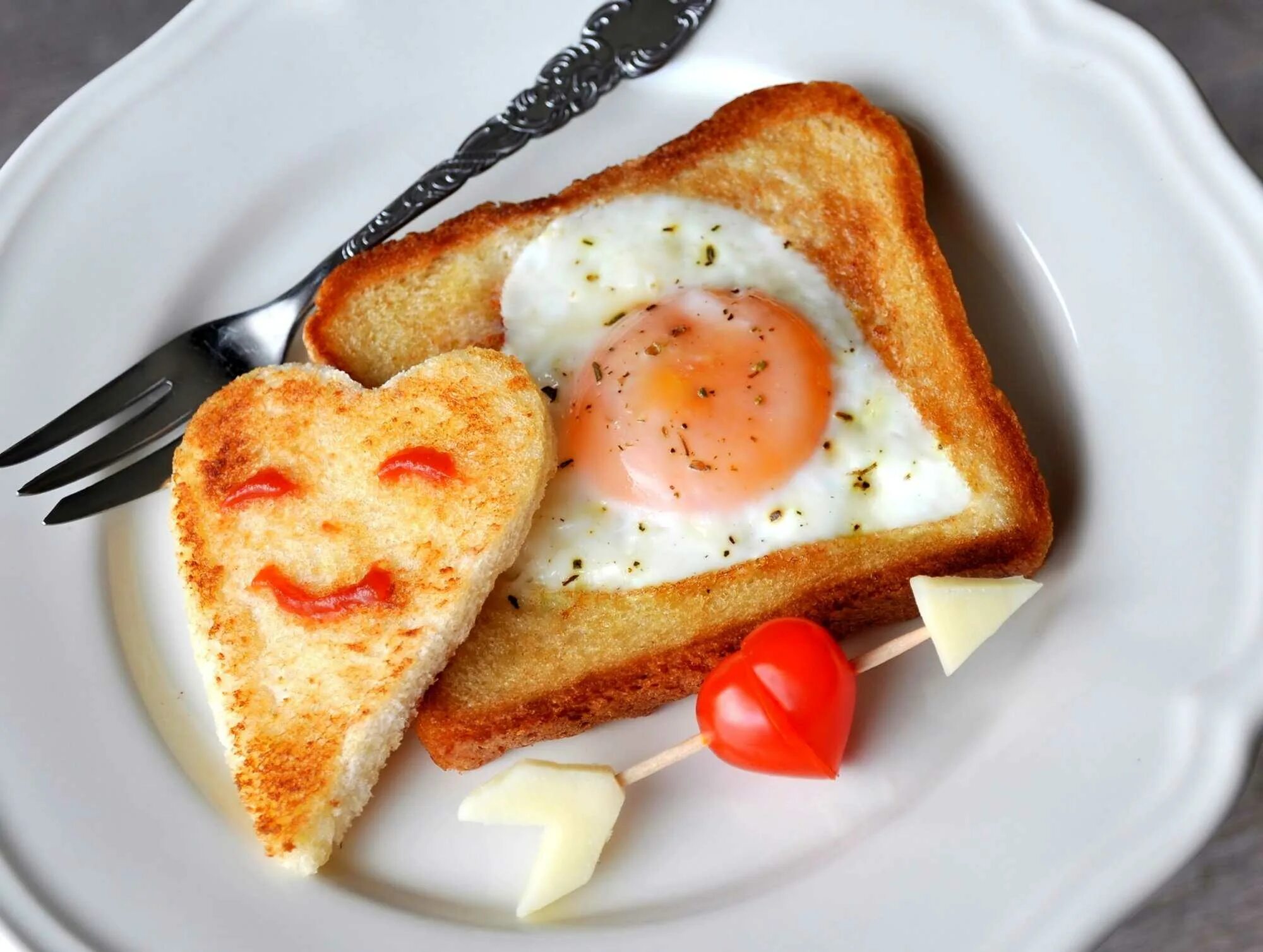 Завтрак в виде сердечка. Яичница в хлебе. Вкусный завтрак для любимого. Красивый завтрак.