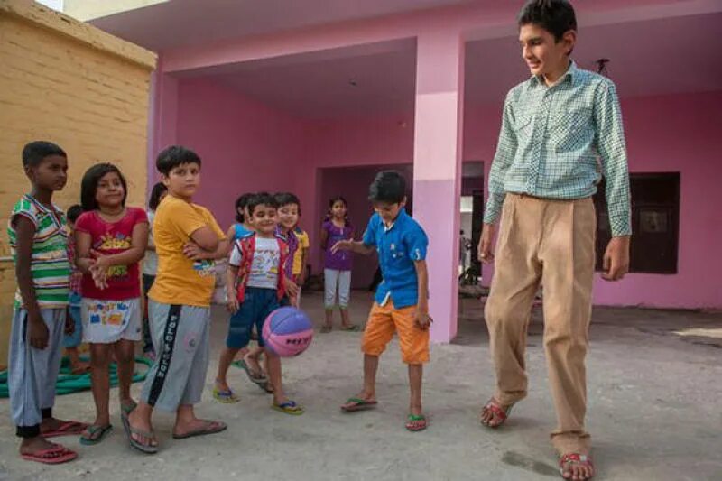 Выше детка. Самый высокий ребенок в мире Каран Сингх. Каран Сингх рост. Каран Сингх рост в 8 лет. Каран Сингх рост 2021.