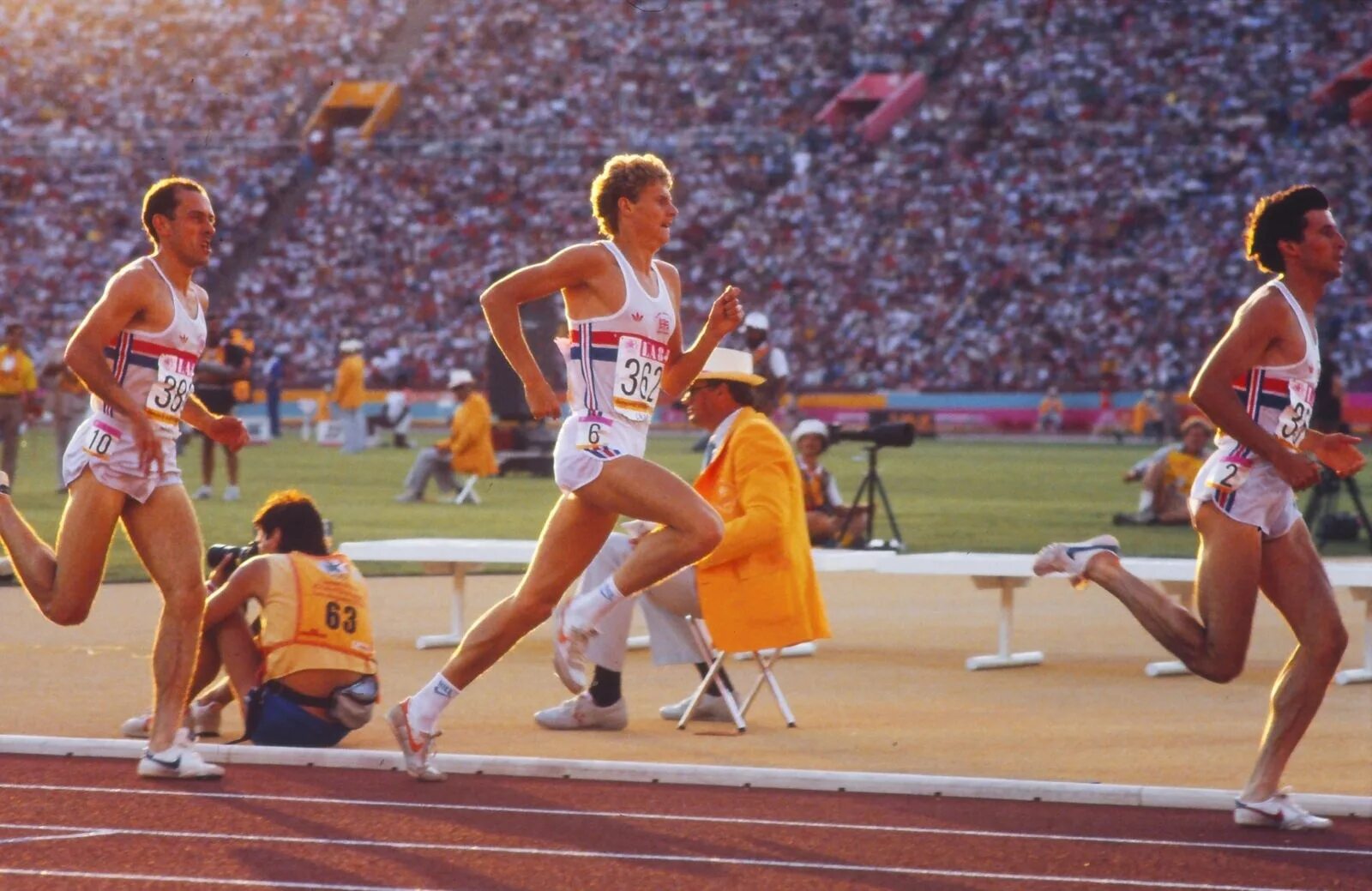 Sebastian Coe 1984. Бег на средние дистанции. Средние дистанции в легкой атлетике. Бегун на средние дистанции. Гача бег